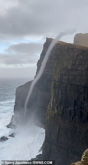 丹麦悬崖边现“反重力瀑布”惊呆看客，海水“飞流直上三千尺”