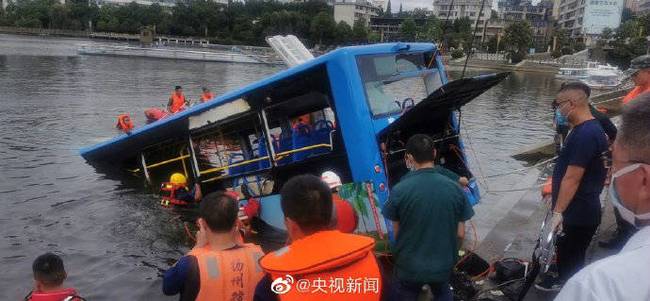 安顺公交车坠湖事故已救出18人，该车辆为2019年新购入电动公交车