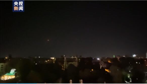 央视记者手机拍摄以色列空袭叙利亚 防空系统拦截空袭导弹