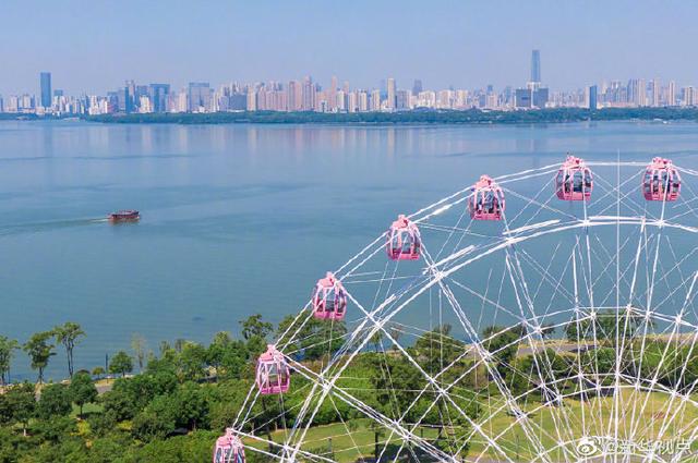 武汉东湖之眼转一圈13分14秒 座舱采用“樱花粉”色系