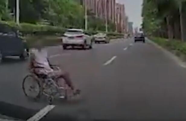 男子坐着轮椅在马路上碰瓷什么情况？终于真相了，原来是这样！
