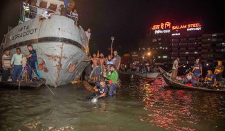 孟加拉国一水上巴士倾覆 数十人失