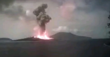 印尼喀拉喀托火山发生喷发 火山灰