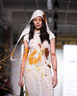 米兰时装周：意大利一品牌设计师安排向模特身上扔水果等物品