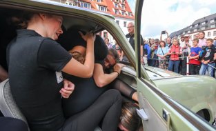 德国15名男子挤进一轿车创“另类”纪录